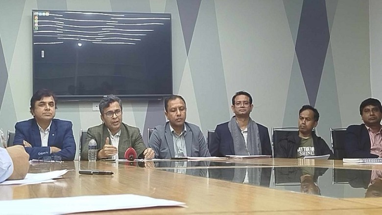 সংবাদ সম্মেলনে লিখিত বক্তব্য পাঠ করেন ঢাকা বিশ্ববিদ্যালয়ের পদার্থবিজ্ঞান বিভাগের অধ্যাপক ড. মো. আমিনুল ইসলাম তালুকদার