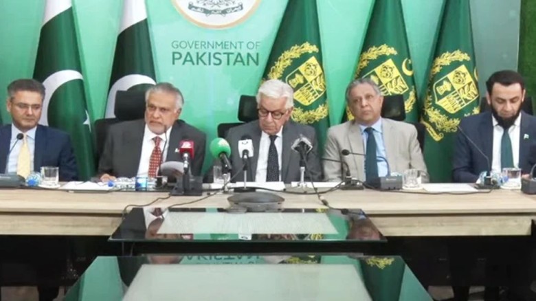 কাশ্মীরে পর্যটকরা অস্ত্র নিয়ে এসেছিলেন, দাবি পাকিস...