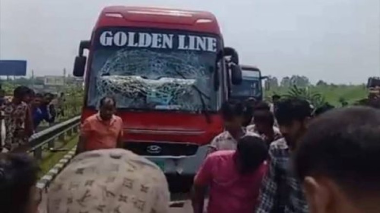 ঢাকা-মাওয়া এক্সপ্রেসওয়েতে বাসের ধাক্কায় অ্যাম্বুল...