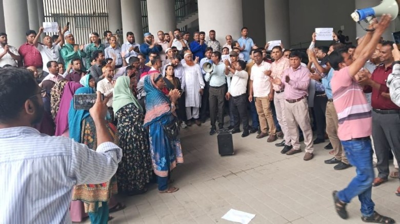 সচিবালয়ে আজও বিক্ষোভ অব্যাহত রেখেছেন কর্মচারীরা...