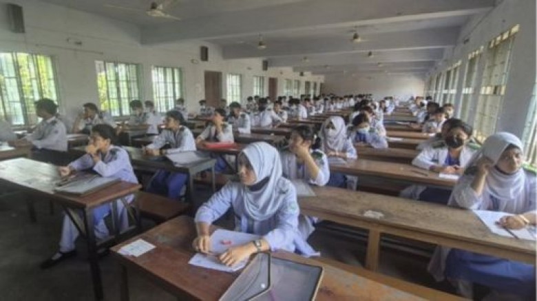 এইচএসসির প্রশ্ন বিতরণে অবহেলার অভিযোগে কেন্দ্র সচি...