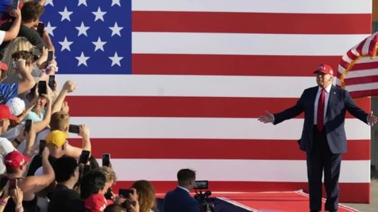 স্বাধীনতা দিবস উপলক্ষে হোয়াইট হাউসে কুস্তি খেলার আ...