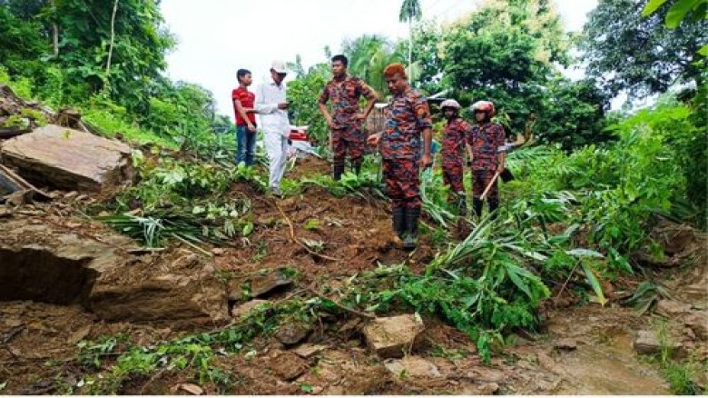 সাজেকে পাহাড়ধসে আটকা ৪ শতাধিক পর্যটক...