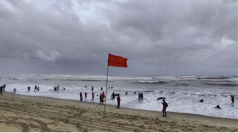 সমুদ্রবন্দরে ৩ নম্বর সতর্কসংকেত, ২ বিভাগে ভারি বর্...