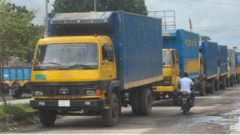 পদ্মায় তীব্র স্রোতে দৌলতদিয়ায় গাড়ির লম্বা সারি...