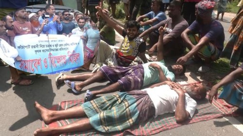 খুলনায় মহাসড়ক অবরোধ করে পাট শ্রমিকদের বিক্ষোভ...