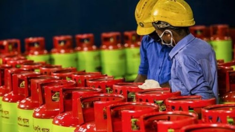 বিক্রেতাদের হাত ঘুরলেই বাড়ছে এলপি গ্যাসের দাম!...