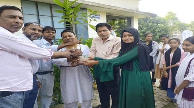 চিতলমারীতে ছাত্রীদের মাঝে ২০০ ফল-ফুলের চ চিতলমারীতে ছাত্রীদের মাঝে ২০০ ফল-ফুলের চ