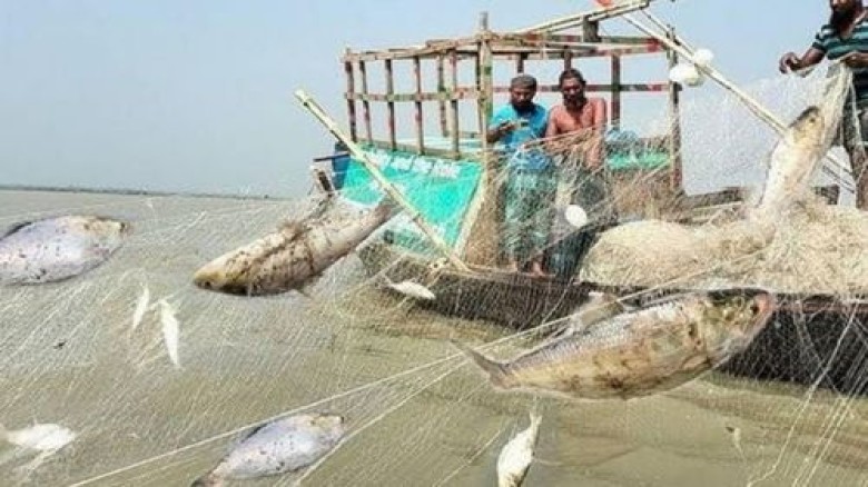 ৮ মাস সাগরে ইলিশ ধরা বন্ধ, জেলেদের পাশে থাকার আশ্ব...