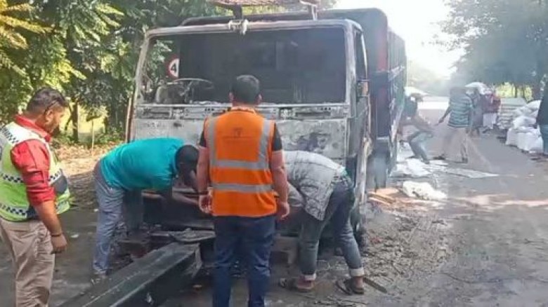 মাদারীপুরে ট্রাকে আগুন দিলো দুর্বৃত্তরা, পুলিশের গ...