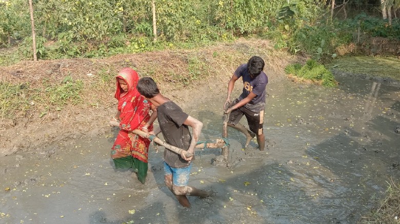 মায়ের চোখে জল, কাঁধে লাঙ্গল—এই কি আমাদের গ্রামের ব...