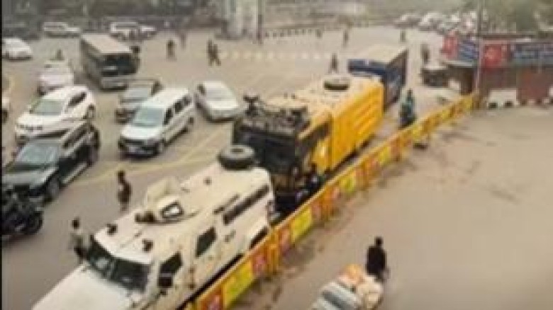 কাওরানবাজারে মোবাইল ফোন ব্যবসায়ীদের সঙ্গে পুলিশের ধাওয়া-পাল্টা ধাওয়া