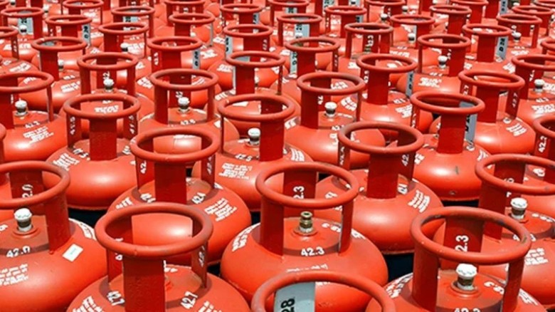 সিন্ডিকেট ধংস ও সংকট কাটাতে এলপিজি আনছে বিপিসি