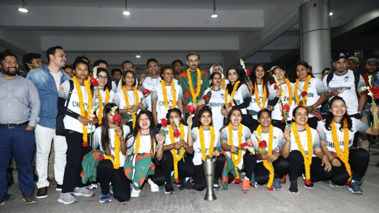 দেশে ফিরে ছাদখোলা বাসে সাবিনাদের উৎসব