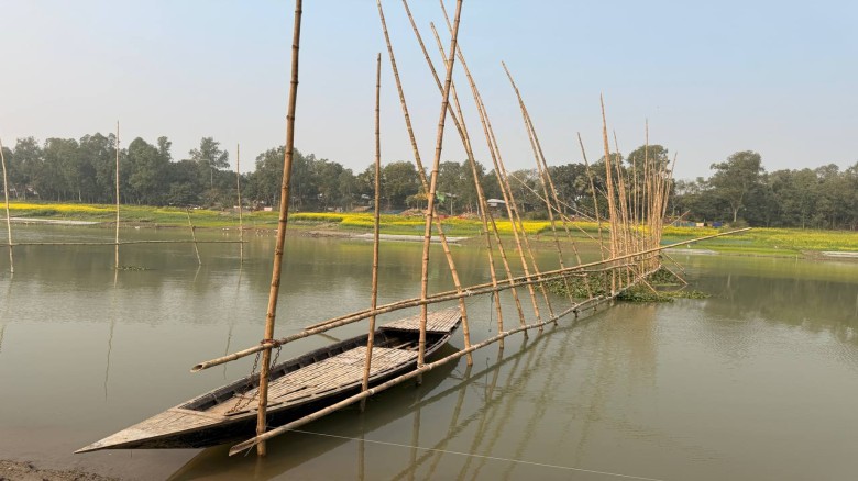 ভাঙ্গুড়ায় ডাকাতি ঠেকাতে বাঁশের বেড়িকে
