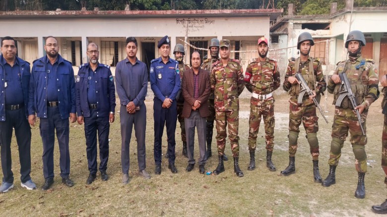 সেনাবাহিনী-বিজিবি-পুলিশের যৌথ টহল ও কেন্