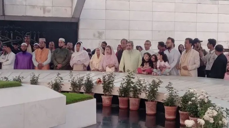 জিয়াউর রহমান ও খালেদা জিয়ার সমাধিতে চিফ