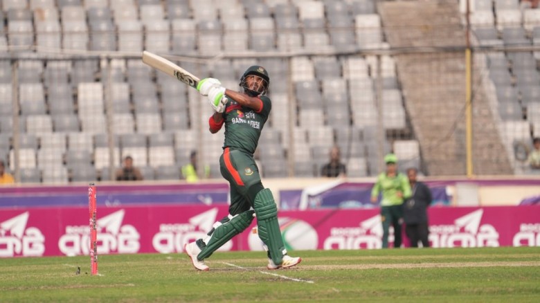 ছক্কা মেরে তানজিদের ক্যারিয়ারের প্রথম সে