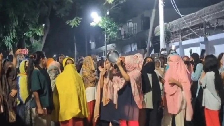 ছাত্ররাজনীতি বন্ধে ইডেন কলেজে গভীর রাতে 