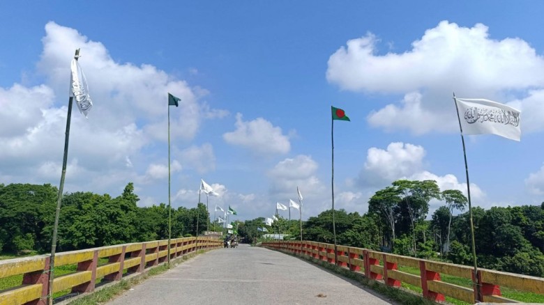 দেশের বিভিন্ন স্থানে উড়ছে ‘সাদা-কালো পতা